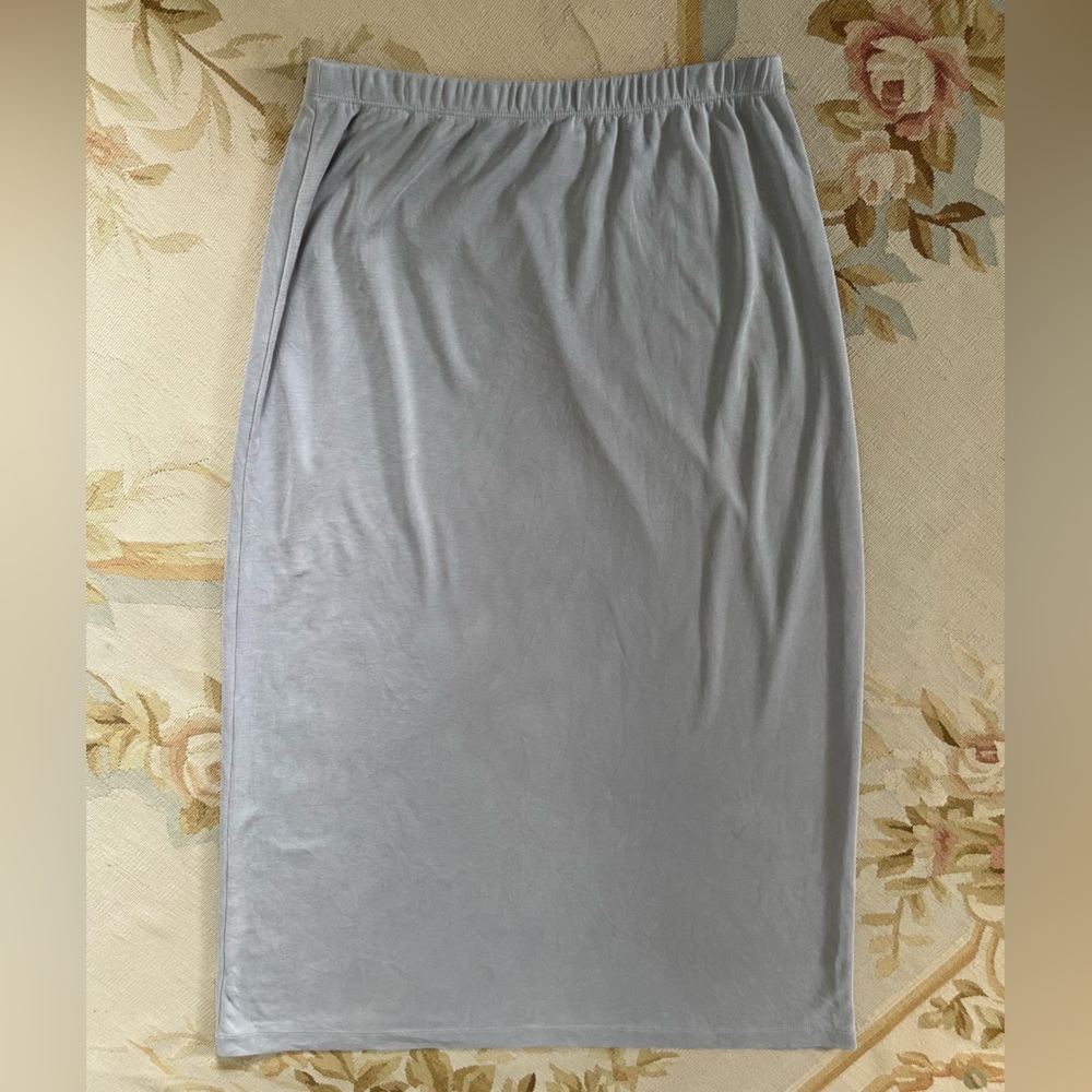 Petite large Laura Scott petite light gray skirt
